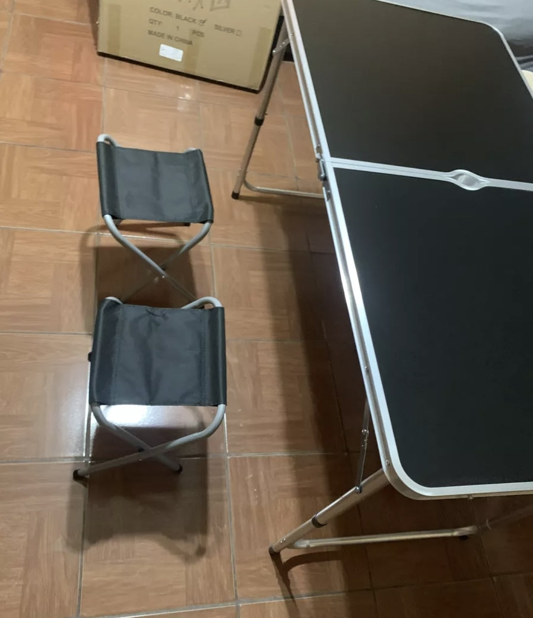 Mesa plegable tipo portafolio 1.20m con 4 sillas portátiles