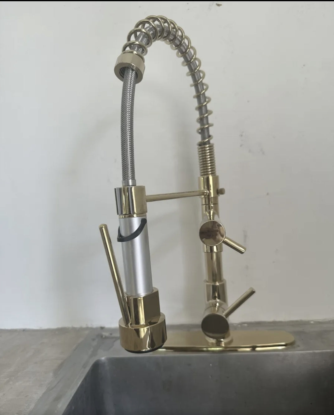 Grifo mono mando con llave flexible de acero inoxidable