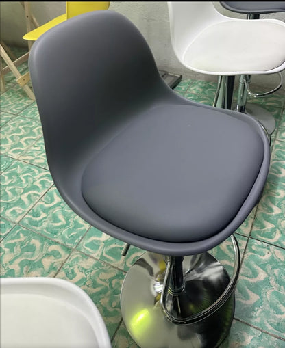 2 bancos modelo Tulip con asiento acolchado