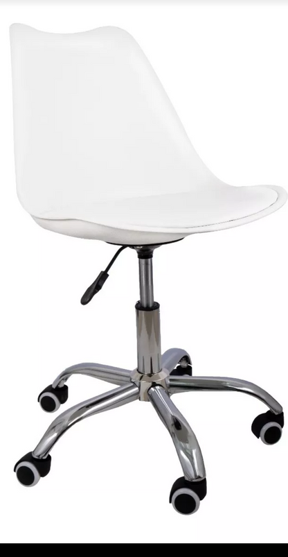 Silla eames ejecutiva con asiento  acochado y rueditas