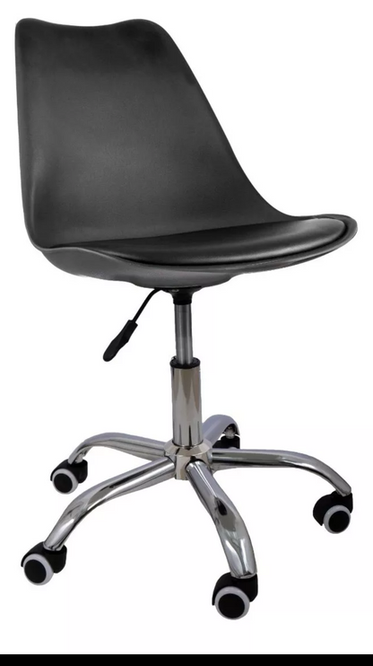 Silla eames ejecutiva con asiento  acochado y rueditas