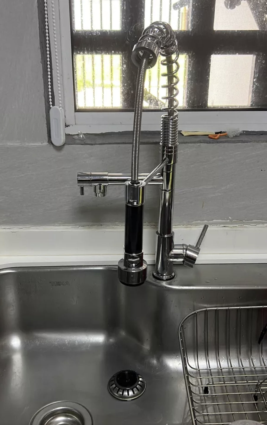 Grifo mono mando con llave flexible de acero inoxidable