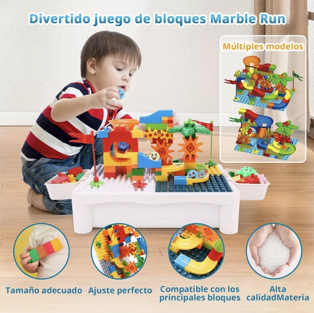 Mesa de juegos y bloques con silla y bloques