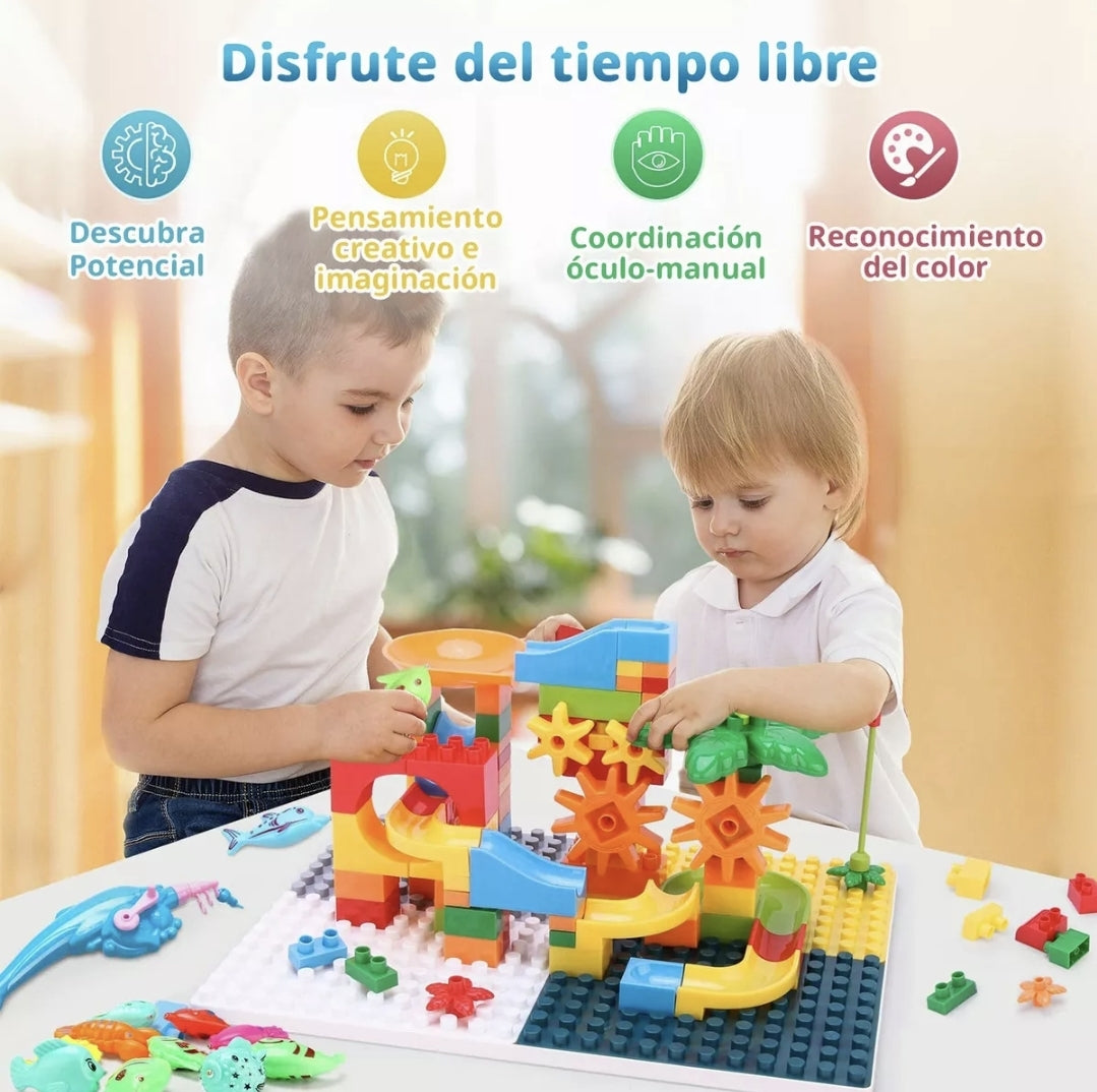 Mesa de juegos y bloques con silla y bloques