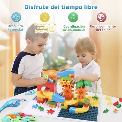 Mesa de juegos y bloques con silla y bloques