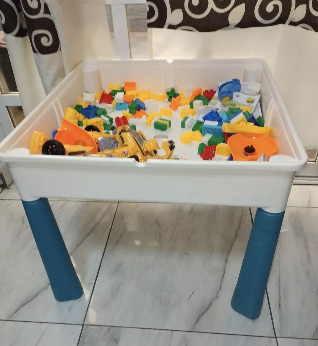 Mesa de juegos y bloques con silla y bloques