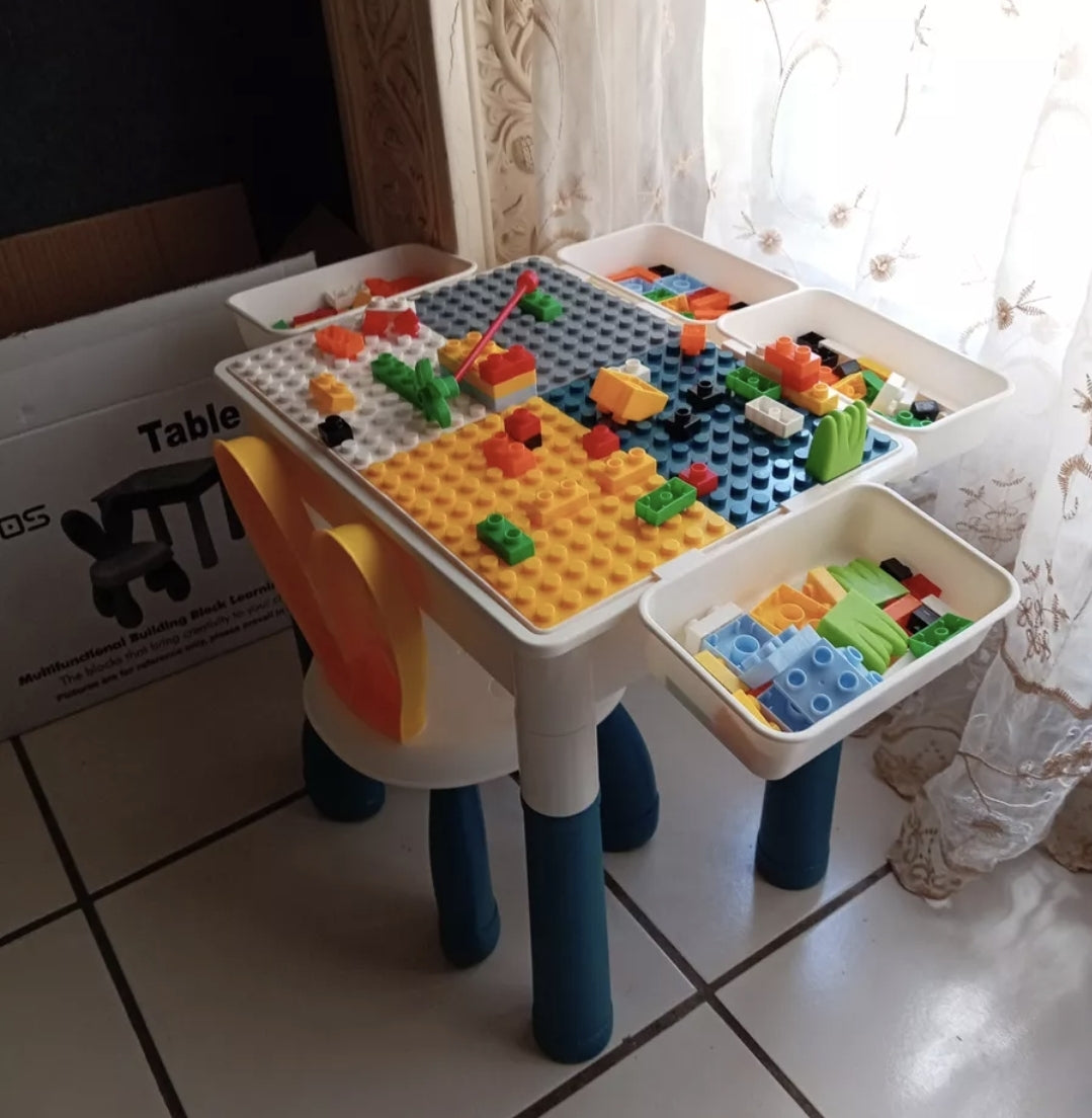 Mesa de juegos y bloques con silla y bloques