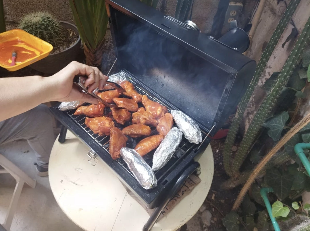 Mini asador portátil con termómetro y chimenea