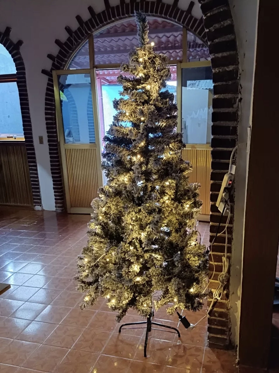 Árbol de Navidad Nevado 180cm 600 ramas  con luz Led