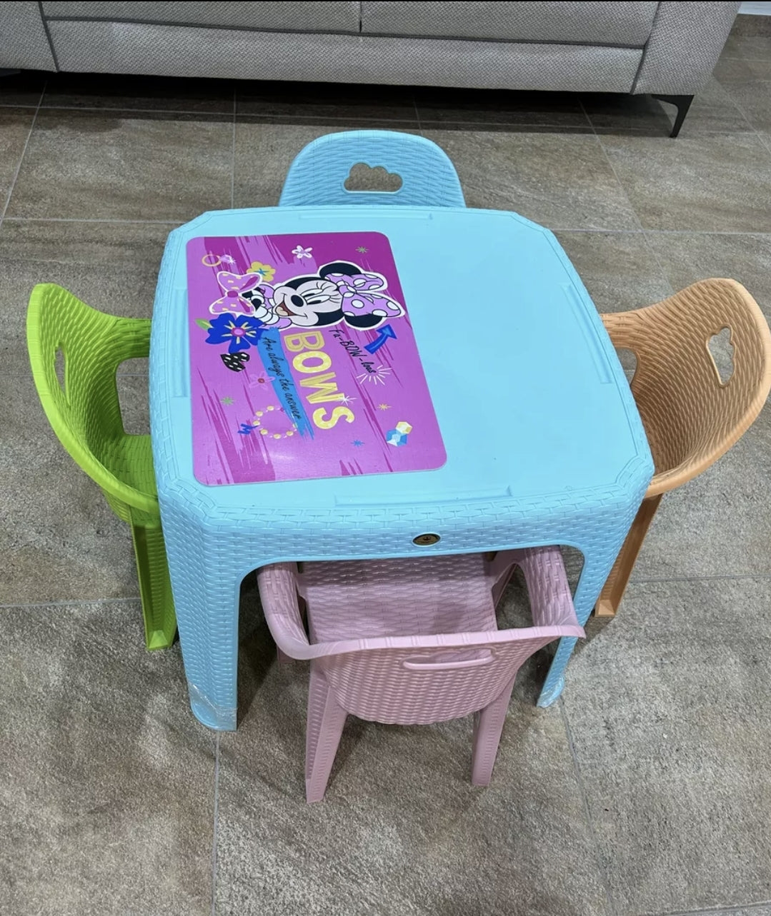 Mesa infantil con sillas tipo Ratan