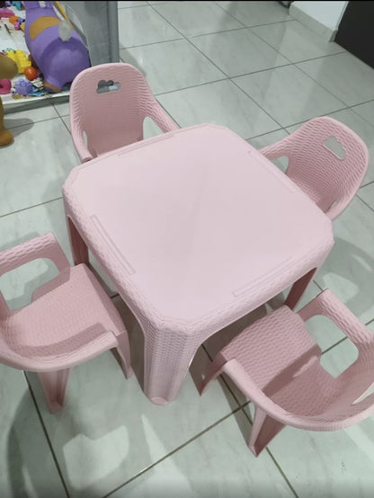 Mesa infantil con sillas tipo Ratan
