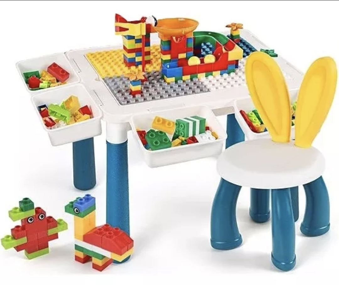 Mesa de juegos y bloques con silla y bloques