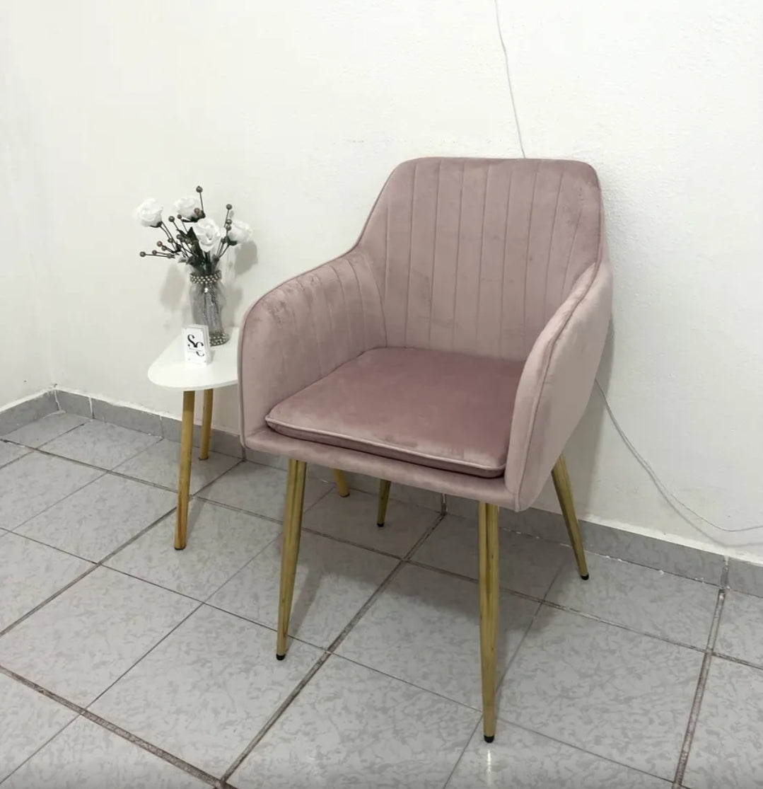 Silla tapizada con terciopelo con patas metálicas