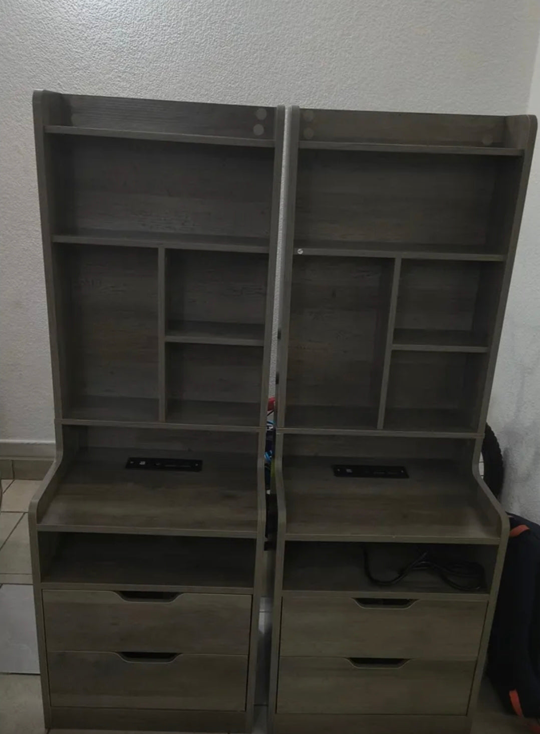 Mesita buró de noche alta con estación de carga y luz Led