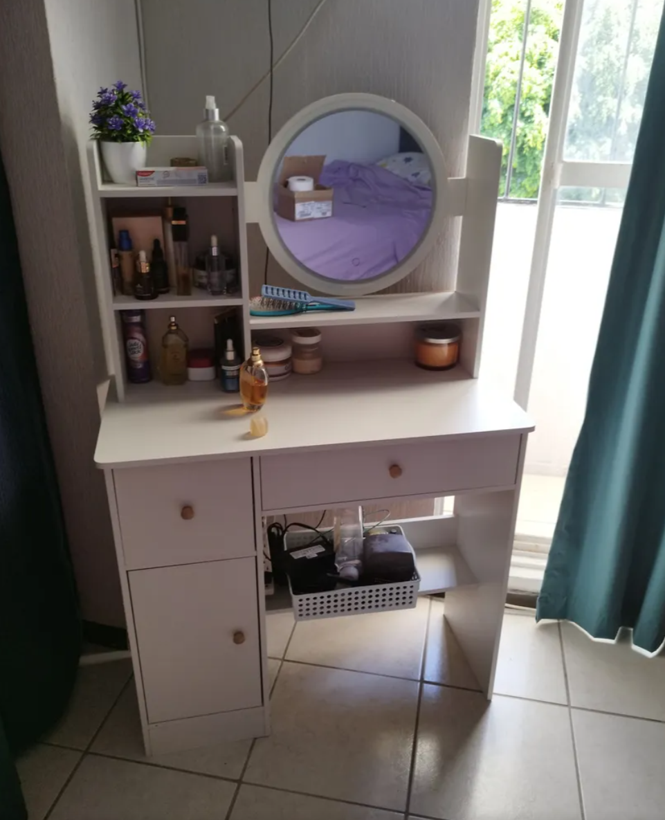 Tocador compacto moderno con espejo LED con repisas