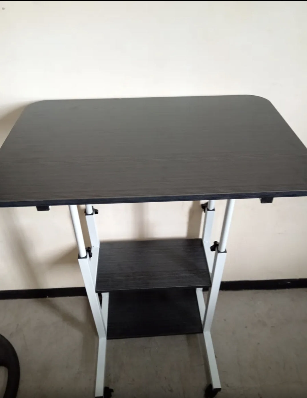 Mesa Para Computadora 60x40cm Altura Ajustable Con Ruedas