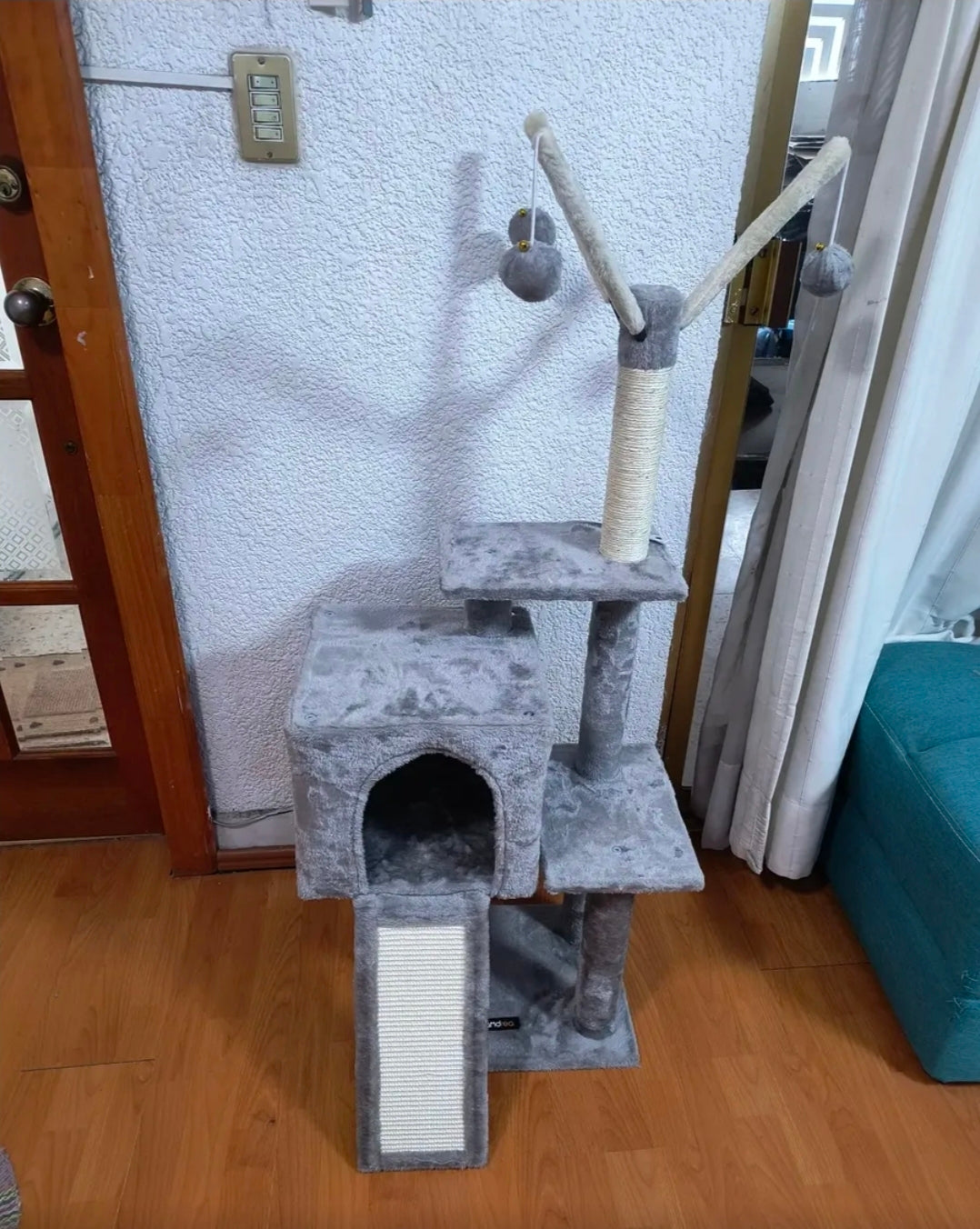 Árbol Para Gatos Con 3 Postes Y Cueva Color Gris Claro