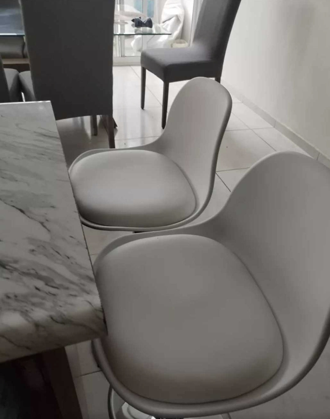 2 bancos modelo Tulip con asiento acolchado