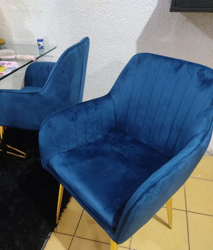 Silla tapizada con terciopelo con patas metálicas