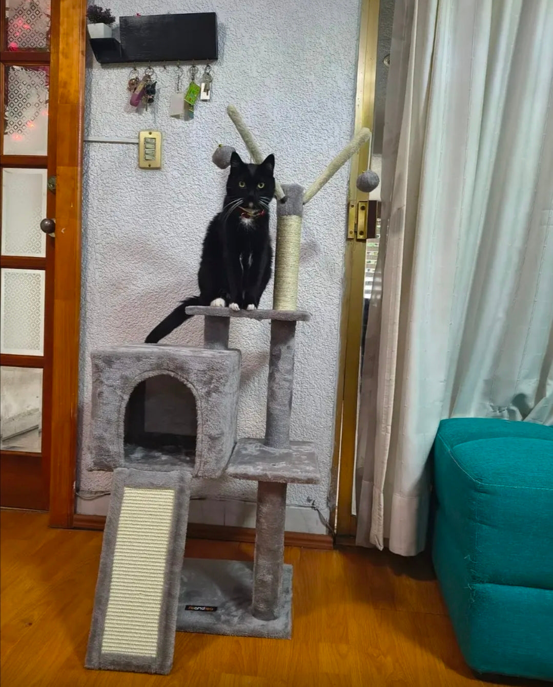 Árbol Para Gatos Con 3 Postes Y Cueva Color Gris Claro