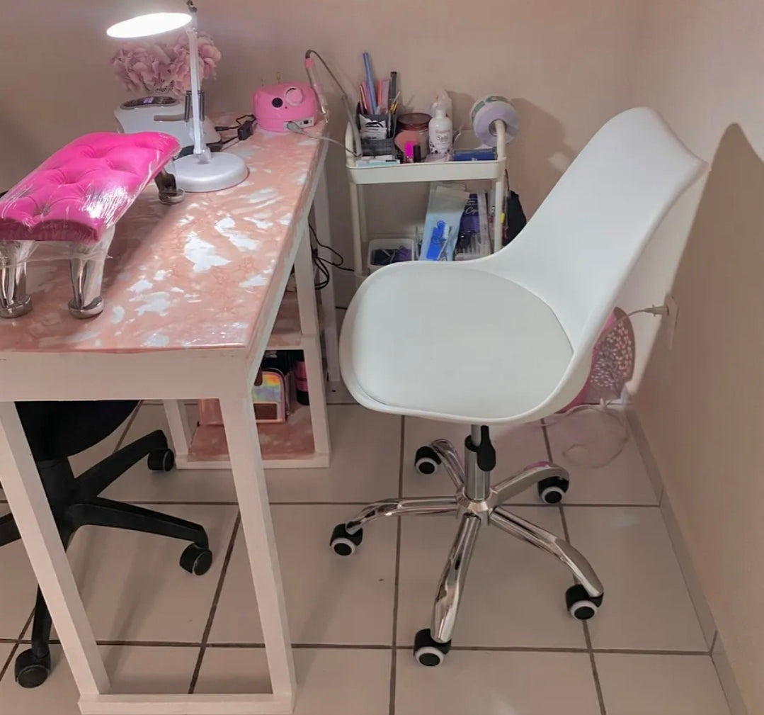 Silla eames ejecutiva con asiento  acochado y rueditas