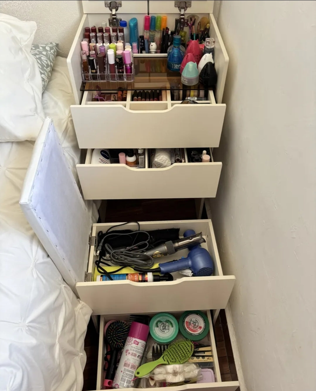 Buró tocador con espejo LED y banco oculto 4 cajones