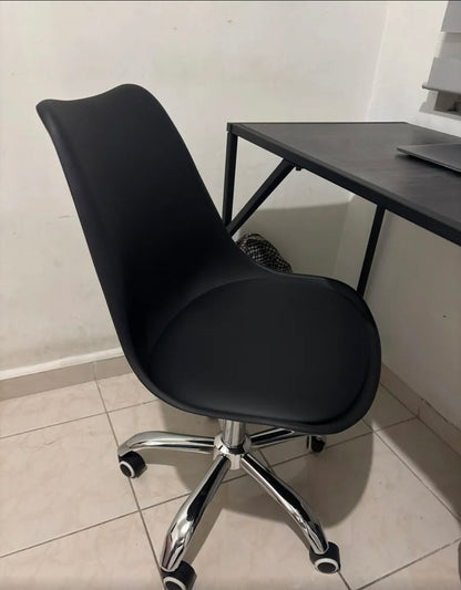 Silla eames ejecutiva con asiento  acochado y rueditas
