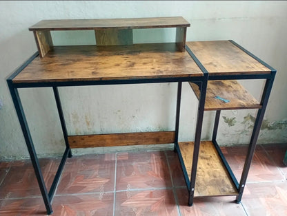Escritorio para computadora con estante ajustable