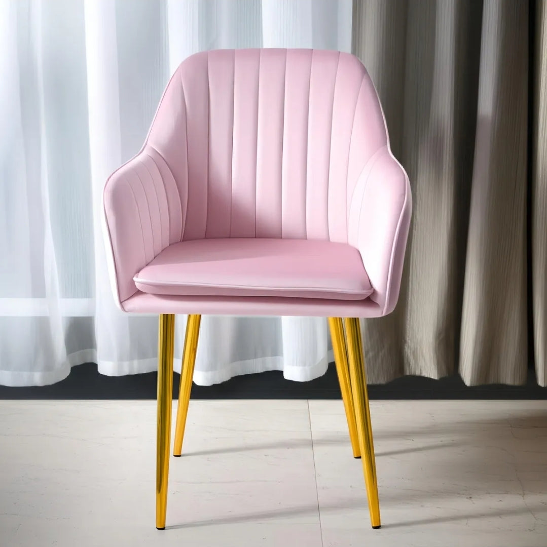 Silla tapizada con terciopelo con patas metálicas