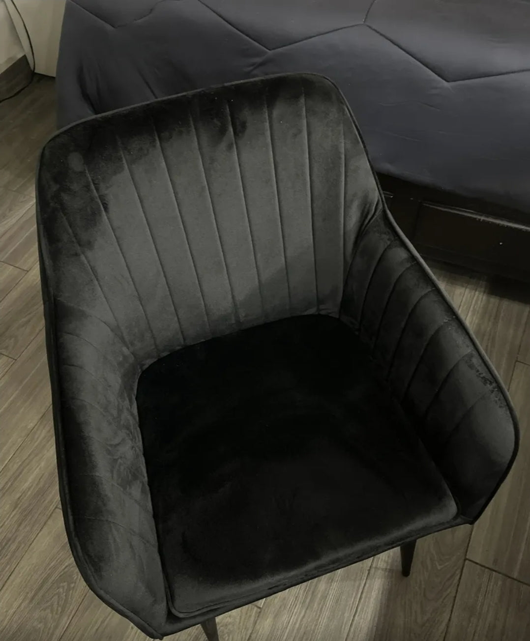 Silla tapizada con terciopelo con patas metálicas