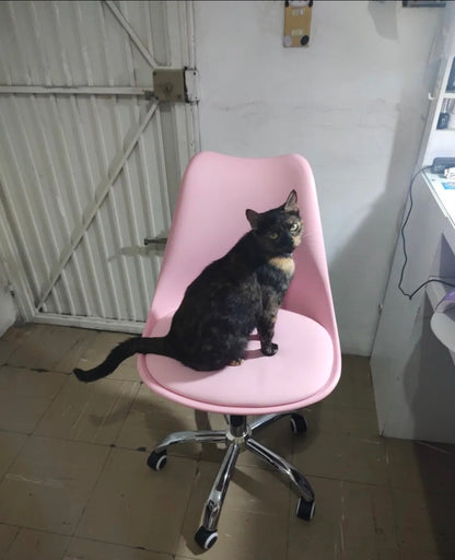 Silla eames ejecutiva con asiento  acochado y rueditas