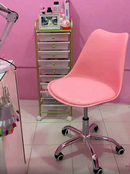 Silla eames ejecutiva con asiento  acochado y rueditas