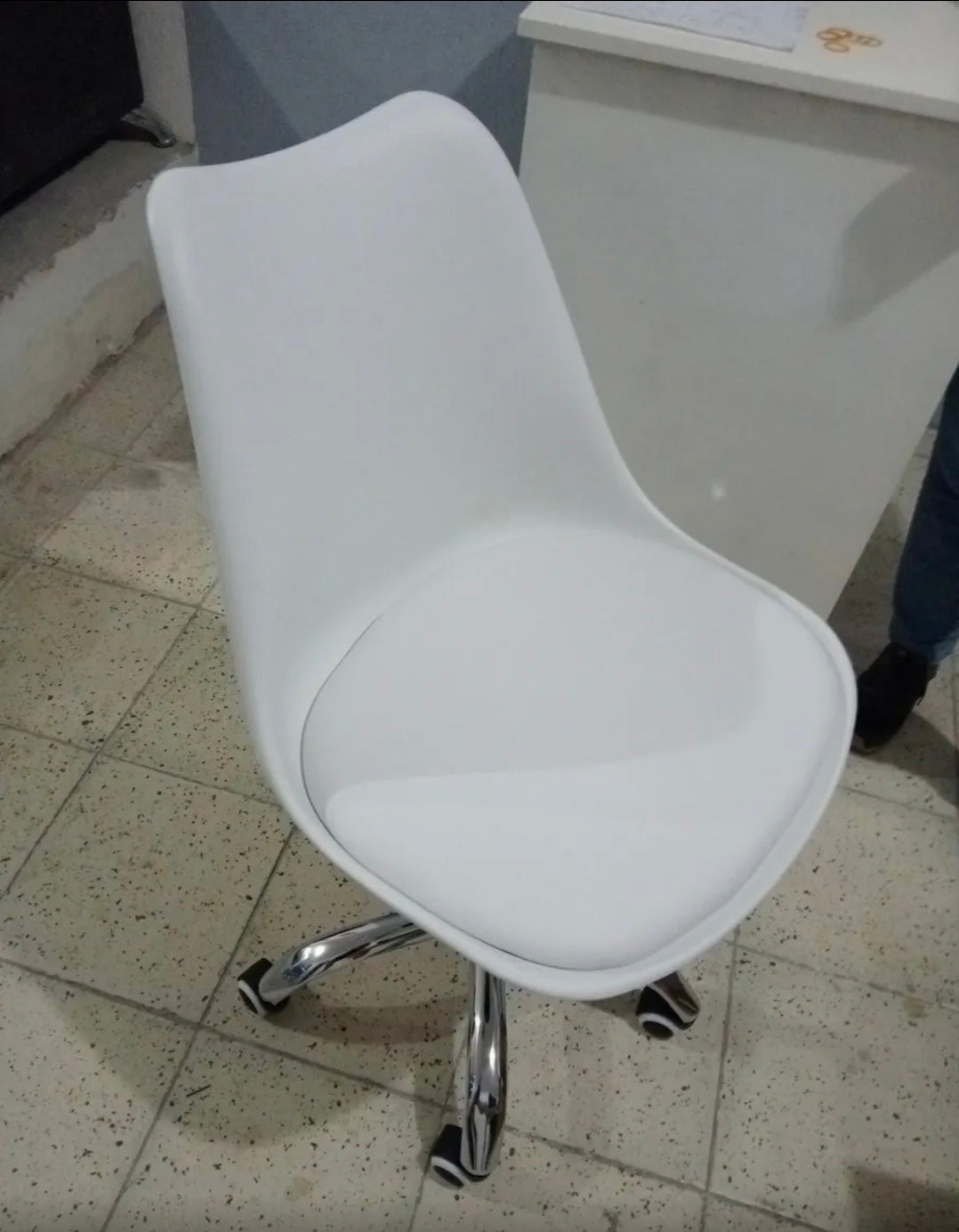 Silla eames ejecutiva con asiento  acochado y rueditas