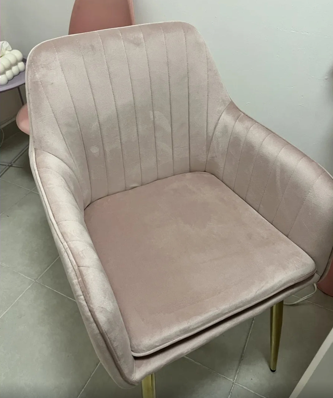 Silla tapizada con terciopelo con patas metálicas
