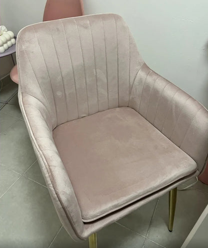 Silla tapizada con terciopelo con patas metálicas