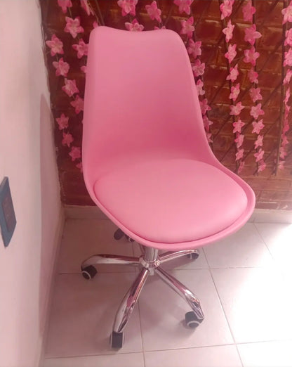 Silla eames ejecutiva con asiento  acochado y rueditas
