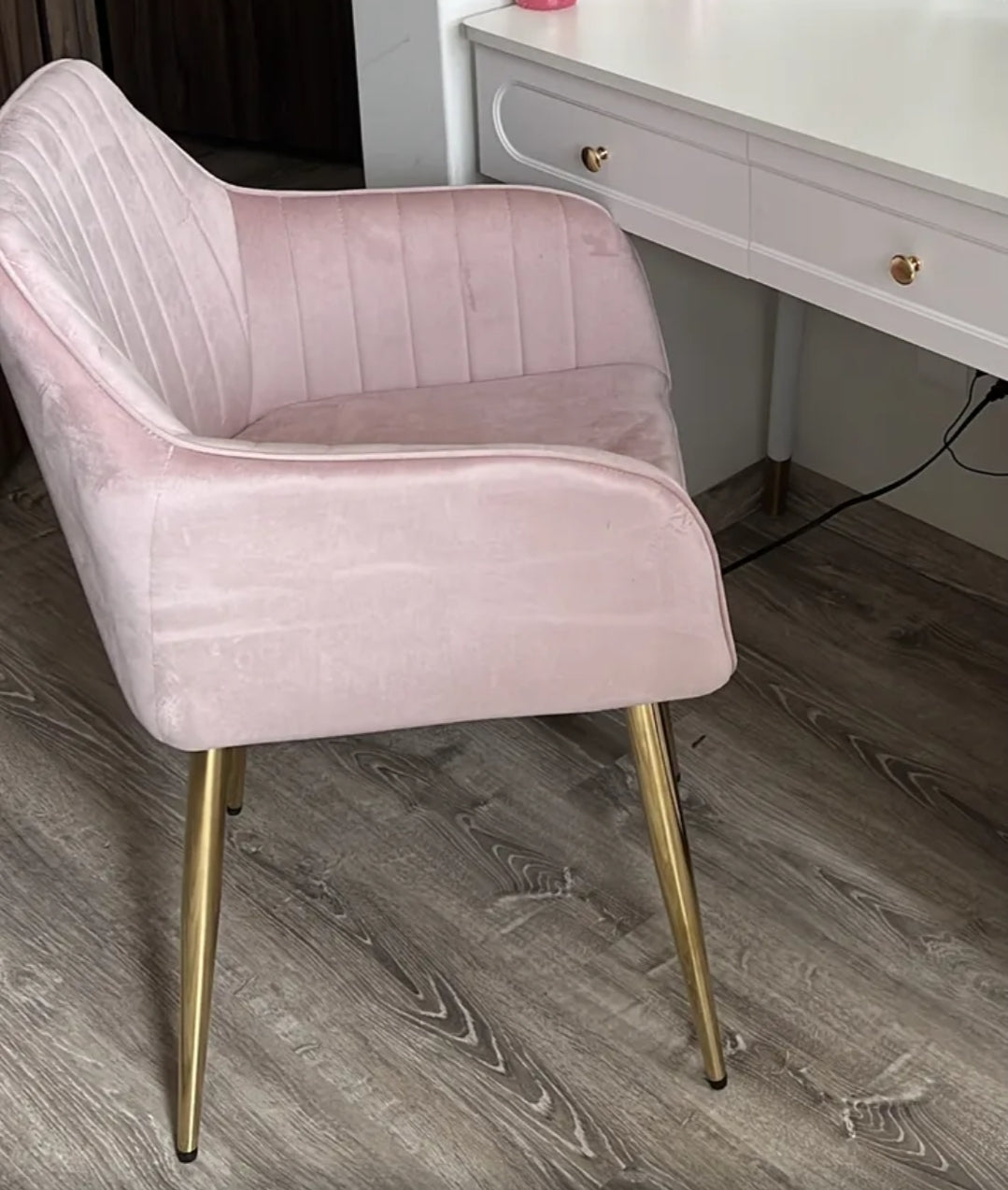 Silla tapizada con terciopelo con patas metálicas