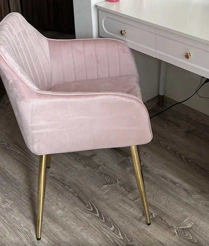 Silla tapizada con terciopelo con patas metálicas
