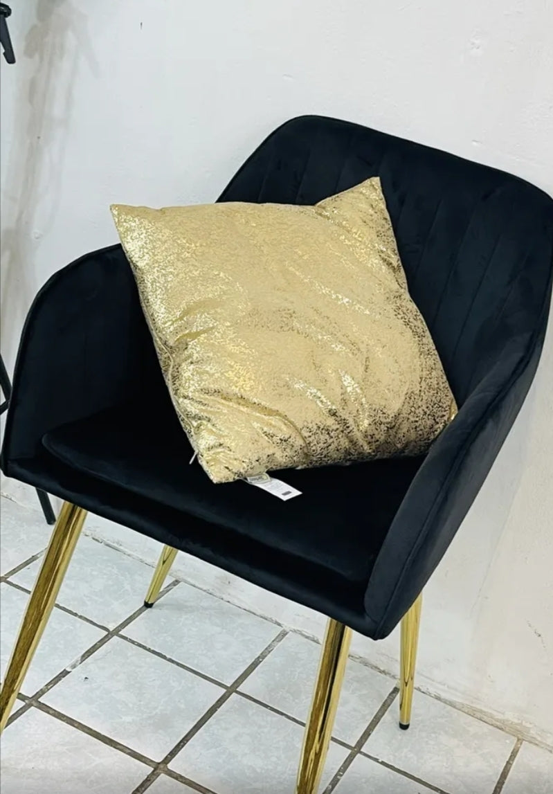 Silla tapizada con terciopelo con patas metálicas