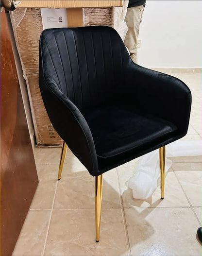 Silla tapizada con terciopelo con patas metálicas