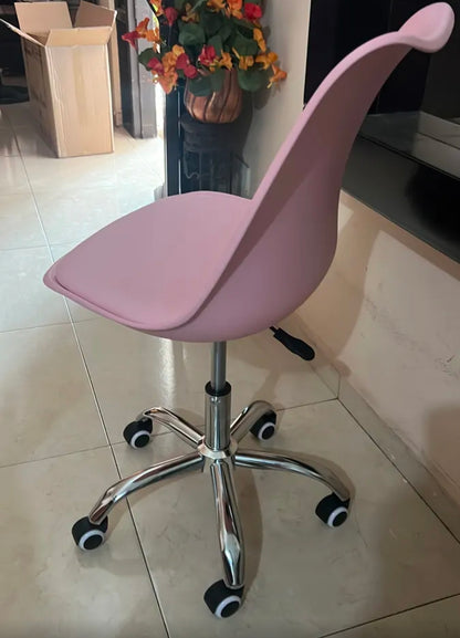 Silla eames ejecutiva con asiento  acochado y rueditas