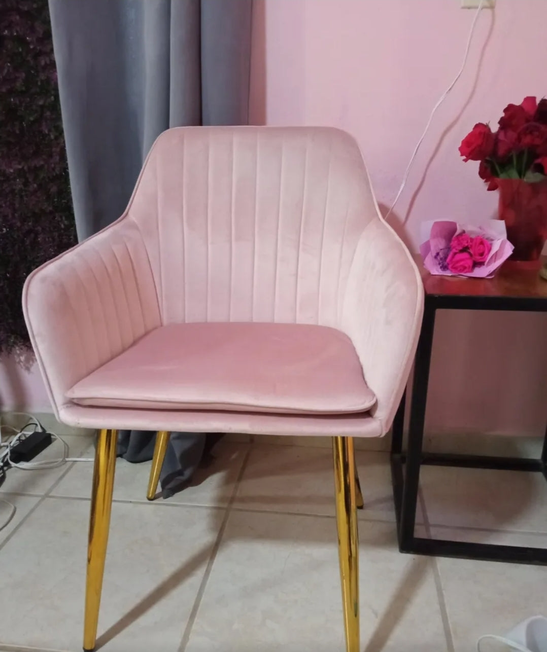 Silla tapizada con terciopelo con patas metálicas