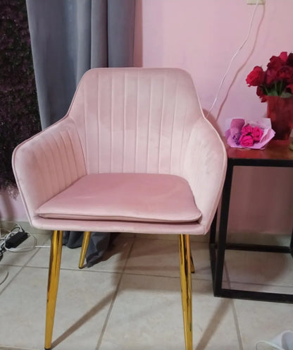 Silla tapizada con terciopelo con patas metálicas