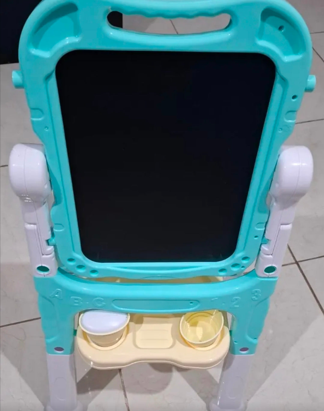 Caballete para niños ajustable con accesorios