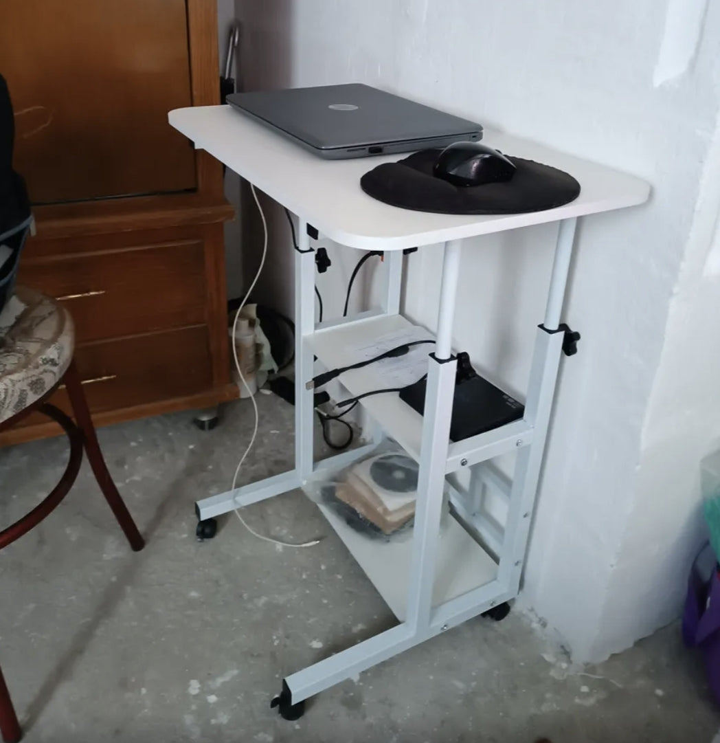 Mesa Para Computadora 60x40cm Altura Ajustable Con Ruedas