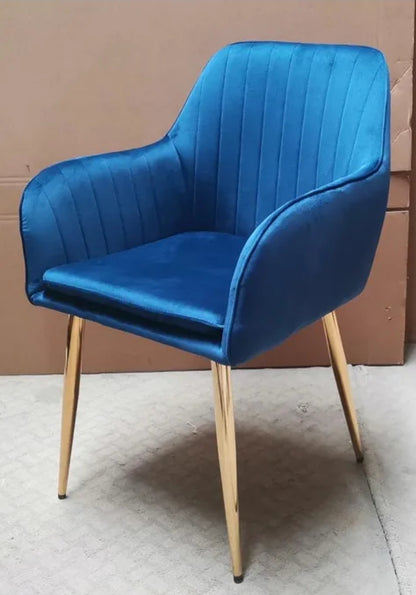 Silla tapizada con terciopelo con patas metálicas