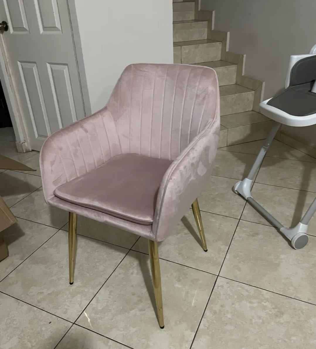 Silla tapizada con terciopelo con patas metálicas