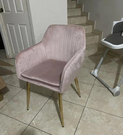 Silla tapizada con terciopelo con patas metálicas