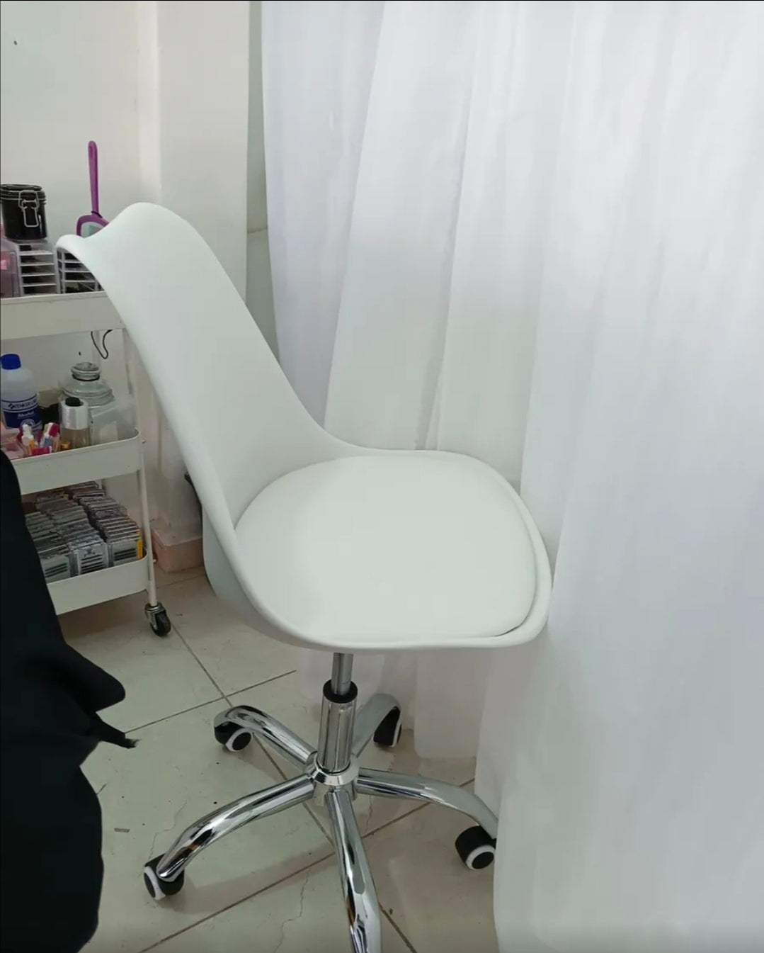 Silla eames ejecutiva con asiento  acochado y rueditas