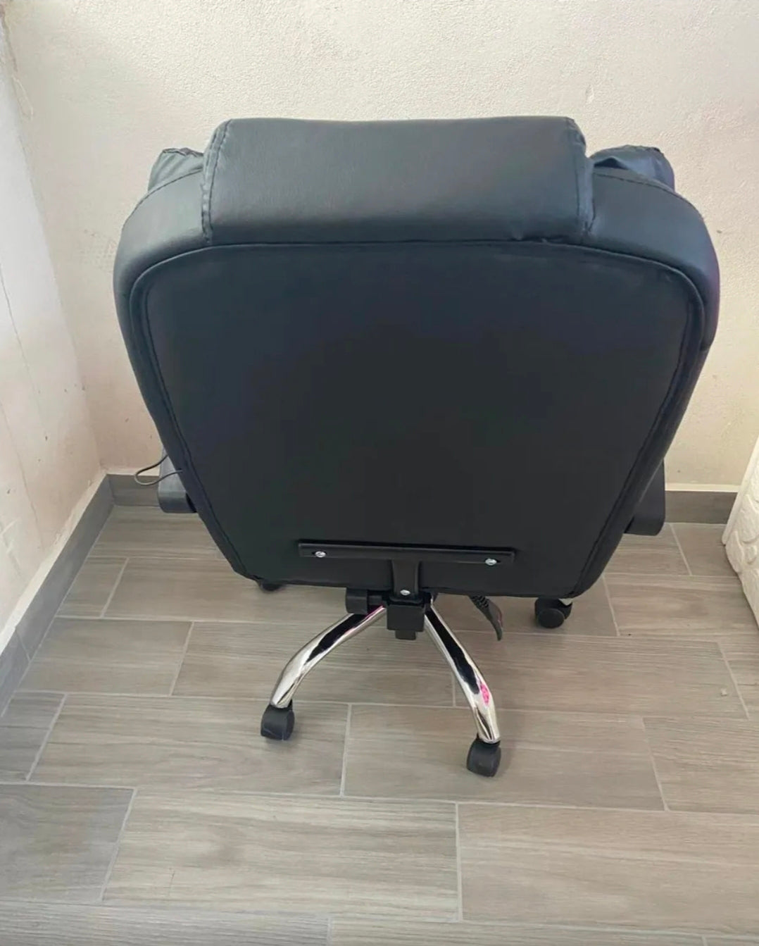 Silla ejecutiva ergonómica con  reposapies CON MASAJEADOR